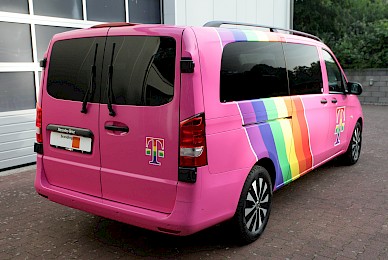Vollverklebung Eines Vito In Telemagenta Und Digitaldrucken