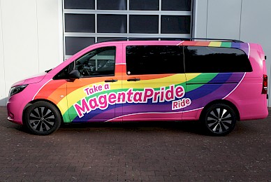 Vollverklebung Eines Vito In Telemagenta Und Digitaldrucken