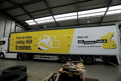 Vollverklebung Einer Aufliegerseite Mit Digitaldrucken