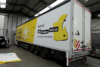 Vollverklebung Einer Aufliegerseite Mit Digitaldrucken