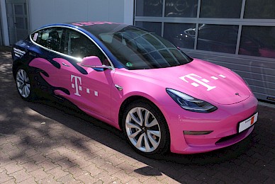 Teilbeklebung Tesla Model 3 Telekom Flammen