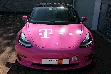 Teilbeklebung Tesla Model 3 Telekom Flammen