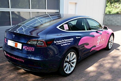 Teilbeklebung Tesla Model 3 Telekom Flammen