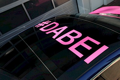 Teilbeklebung Tesla Model 3 Telekom Flammen