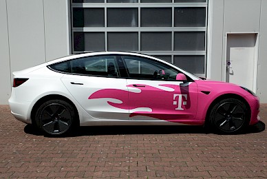 Teilbeklebung Telekom Tesla Model 3 Flammen
