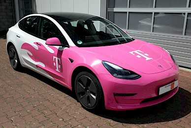 Teilbeklebung Telekom Tesla Model 3 Flammen