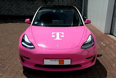 Teilbeklebung Telekom Tesla Model 3 Flammen