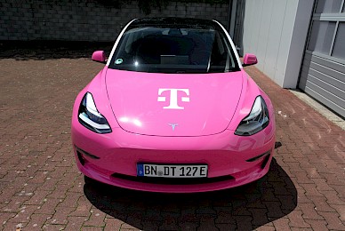 Teilbeklebung Telekom Tesla Model 3 Flammen