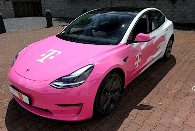 Teilbeklebung Telekom Tesla Model 3 Flammen