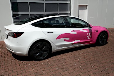 Teilbeklebung Telekom Tesla Model 3 Flammen